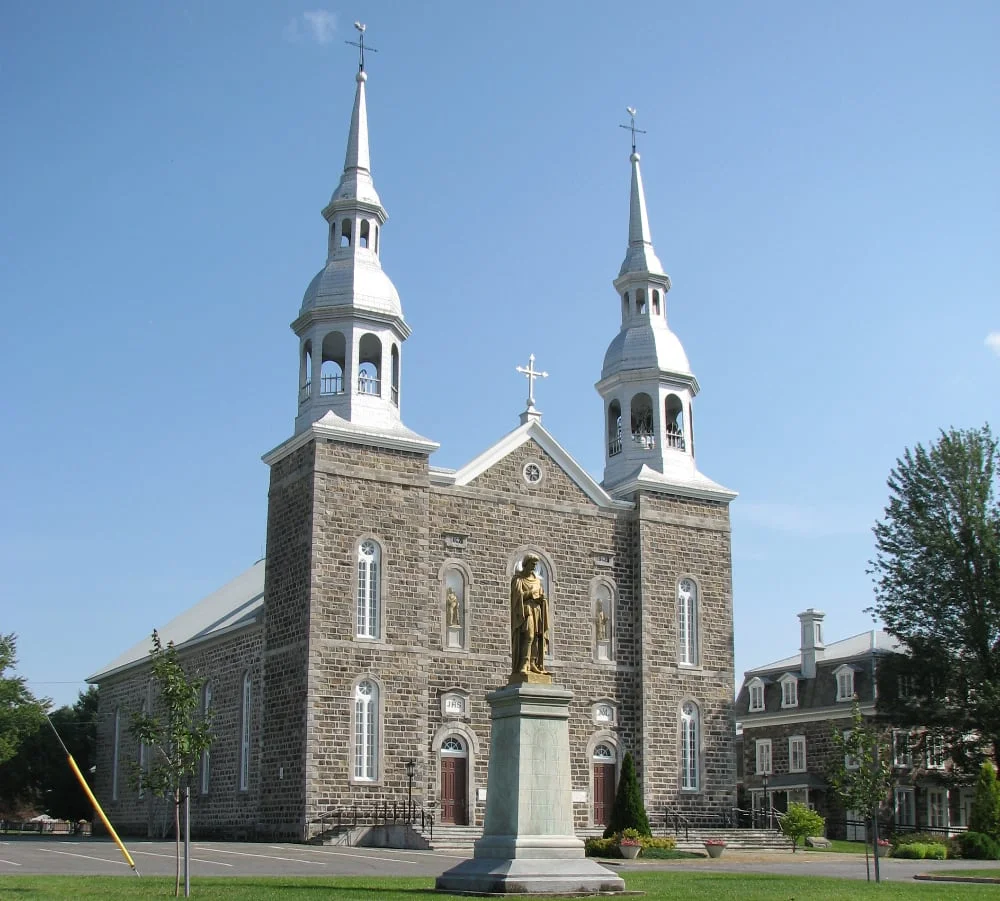 Une église du Québec en été