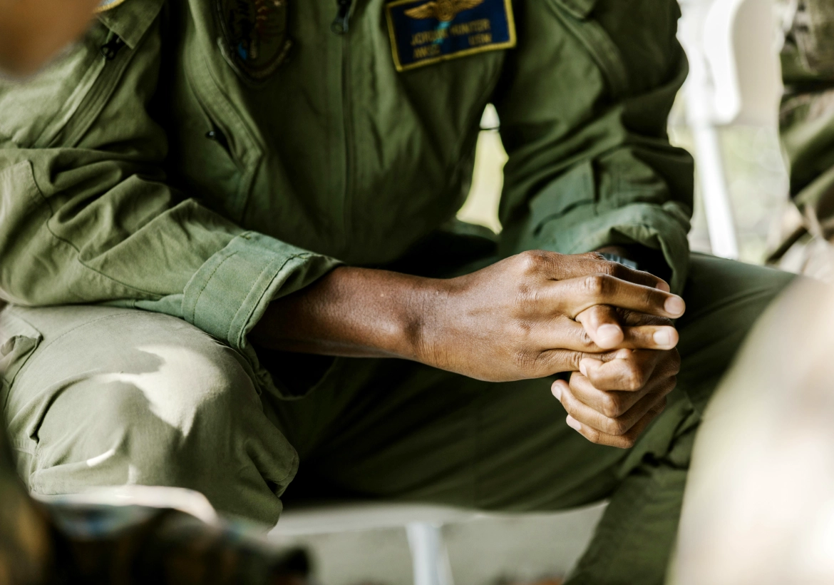 pexels-rdne-7467910 Un soldat qui prie